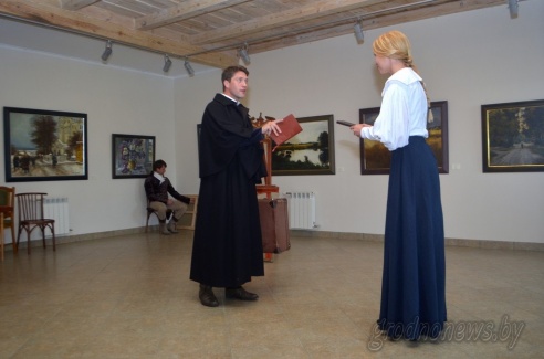 В Новогрудок привезли гравюры XIX века из Парижского музея Адама Мицкевича