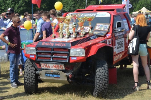 От послевоенной "Победы" до электромобиля: в Гродно прошел автофестиваль SunDay-2015