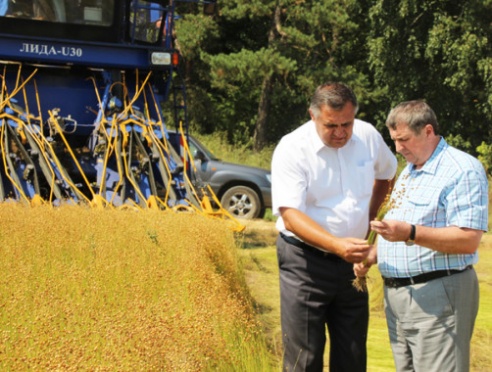 «Самое главное в сельском хозяйстве — доведенная до ума технология», — вице-премьер Михаил Русый посетил льняную страду ОАО «Кореличи-Лен»