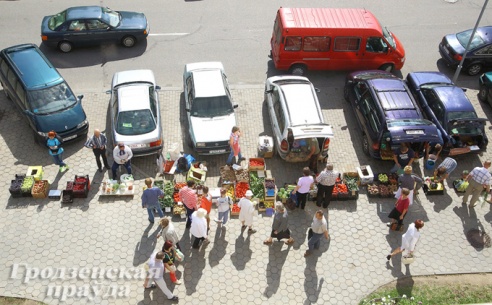 Стихийный рынок на улице Антонова в Гродно исчезнет