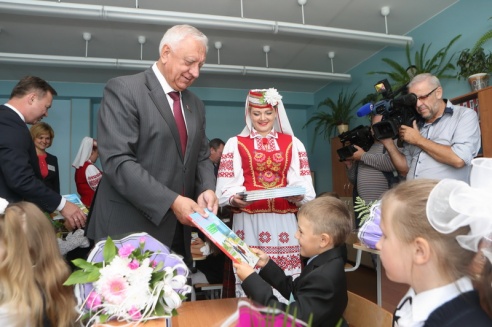 Сёння гасцямі астравецкай гімназіі №1 былі беларускія парламентарыі