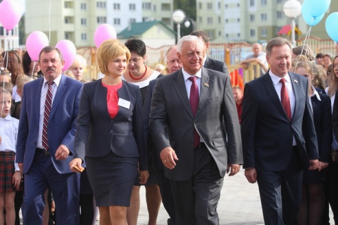 Сёння гасцямі астравецкай гімназіі №1 былі беларускія парламентарыі