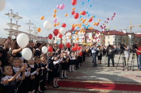 Сёння гасцямі астравецкай гімназіі №1 былі беларускія парламентарыі