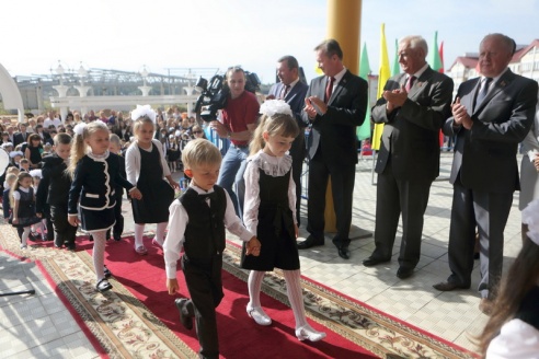 Сёння гасцямі астравецкай гімназіі №1 былі беларускія парламентарыі