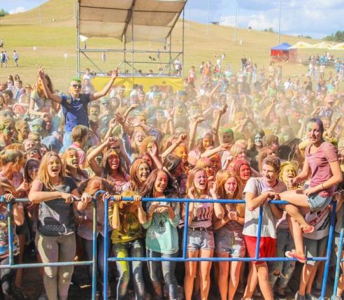 Фестиваль красок ColorFest в Коробчицах собрал тысячи гродненцев