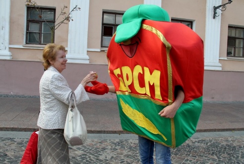 Активисты БРСМ раздавали на улицах Гродно яблоки