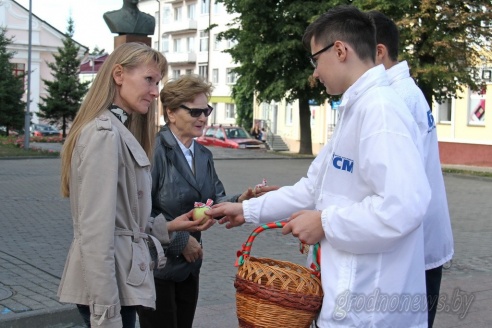 Активисты БРСМ раздавали на улицах Гродно яблоки