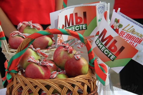 Активисты БРСМ раздавали на улицах Гродно яблоки