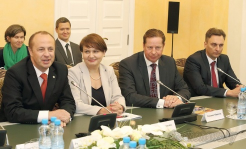 Губернатор Гродненской области Владимир Кравцов встретился с представителями дипмиссий