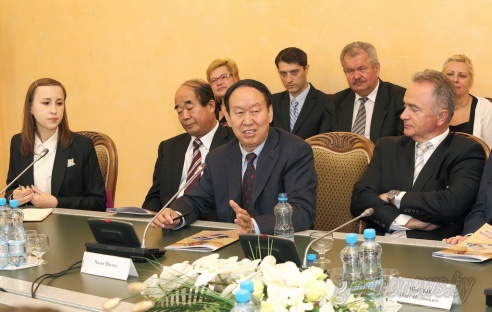 Губернатор Гродненской области Владимир Кравцов встретился с представителями дипмиссий