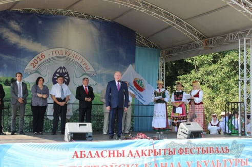 Под Гродно играли в «грязный» футбол и плавали «на чем попало»