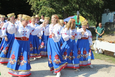 Под Гродно играли в «грязный» футбол и плавали «на чем попало»