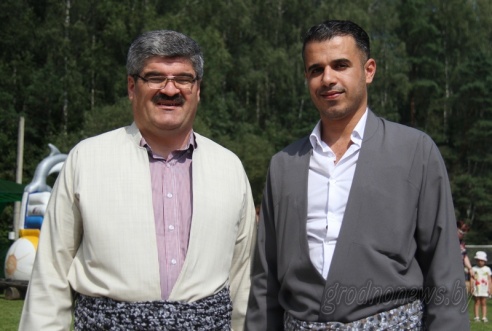 Под Гродно играли в «грязный» футбол и плавали «на чем попало»