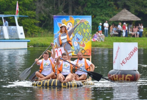Под Гродно играли в «грязный» футбол и плавали «на чем попало»