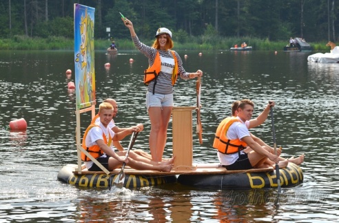 Под Гродно играли в «грязный» футбол и плавали «на чем попало»
