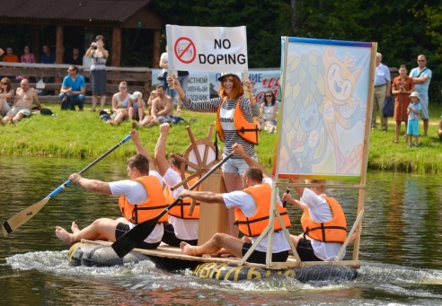 Под Гродно играли в «грязный» футбол и плавали «на чем попало»