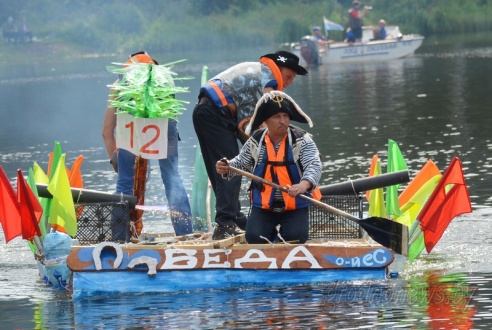 Под Гродно играли в «грязный» футбол и плавали «на чем попало»