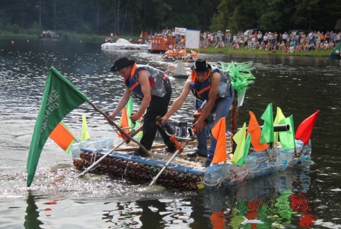 Под Гродно играли в «грязный» футбол и плавали «на чем попало»