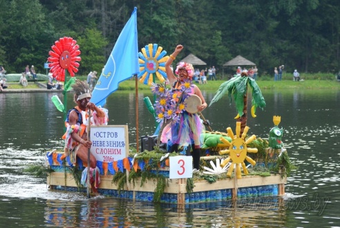 Под Гродно играли в «грязный» футбол и плавали «на чем попало»
