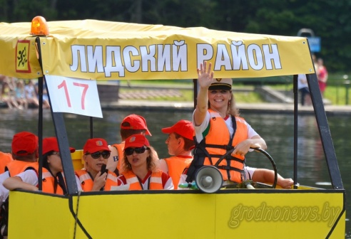 Под Гродно играли в «грязный» футбол и плавали «на чем попало»