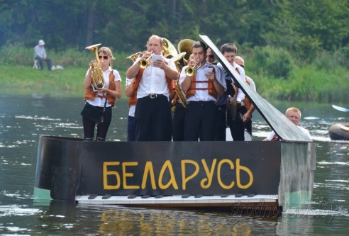 Под Гродно играли в «грязный» футбол и плавали «на чем попало»