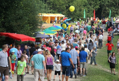 Под Гродно играли в «грязный» футбол и плавали «на чем попало»