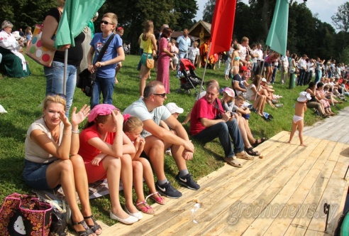 Под Гродно играли в «грязный» футбол и плавали «на чем попало»