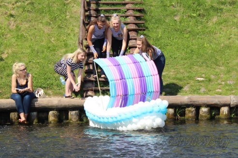Под Гродно играли в «грязный» футбол и плавали «на чем попало»