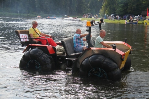 Под Гродно играли в «грязный» футбол и плавали «на чем попало»