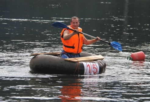 Под Гродно играли в «грязный» футбол и плавали «на чем попало»