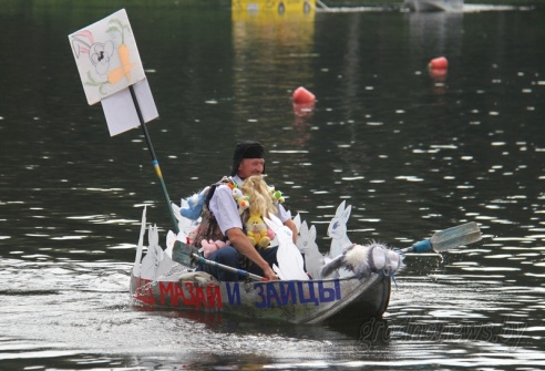 Под Гродно играли в «грязный» футбол и плавали «на чем попало»