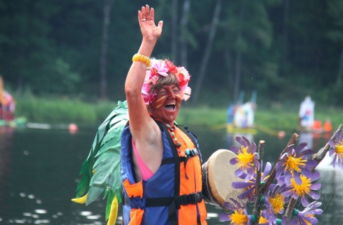 Под Гродно играли в «грязный» футбол и плавали «на чем попало»