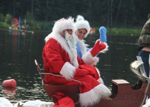 Под Гродно играли в «грязный» футбол и плавали «на чем попало»