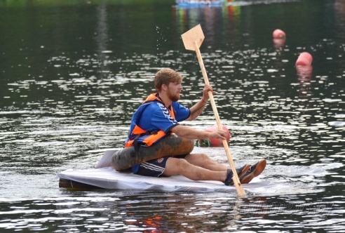 Под Гродно играли в «грязный» футбол и плавали «на чем попало»