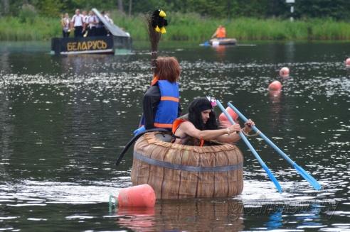 Под Гродно играли в «грязный» футбол и плавали «на чем попало»