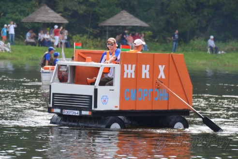Под Гродно играли в «грязный» футбол и плавали «на чем попало»