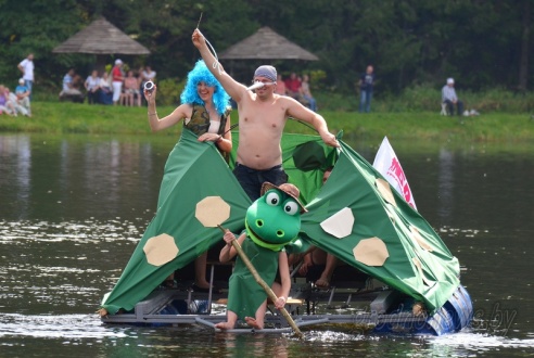 Под Гродно играли в «грязный» футбол и плавали «на чем попало»