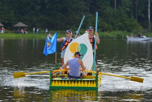 Под Гродно играли в «грязный» футбол и плавали «на чем попало»