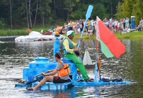 Под Гродно играли в «грязный» футбол и плавали «на чем попало»
