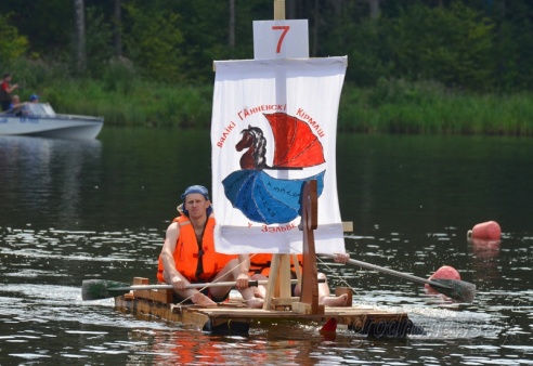 Под Гродно играли в «грязный» футбол и плавали «на чем попало»