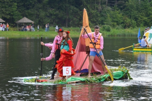 Под Гродно играли в «грязный» футбол и плавали «на чем попало»