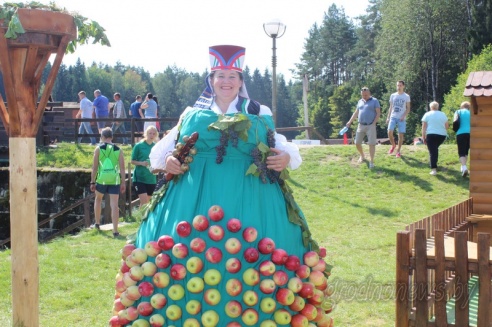 Под Гродно играли в «грязный» футбол и плавали «на чем попало»