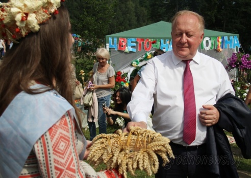 Под Гродно играли в «грязный» футбол и плавали «на чем попало»