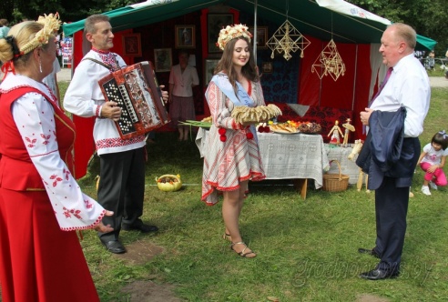 Под Гродно играли в «грязный» футбол и плавали «на чем попало»
