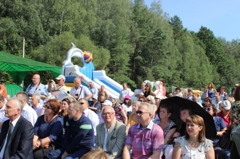 Под Гродно играли в «грязный» футбол и плавали «на чем попало»