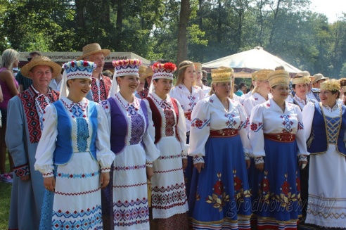 Под Гродно играли в «грязный» футбол и плавали «на чем попало»