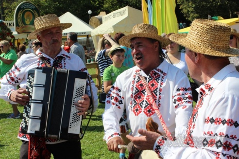 Под Гродно играли в «грязный» футбол и плавали «на чем попало»