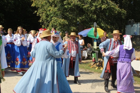 Под Гродно играли в «грязный» футбол и плавали «на чем попало»
