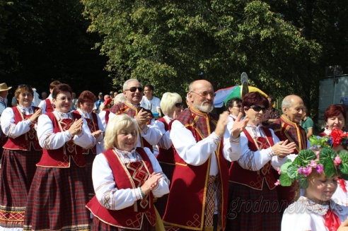 Под Гродно играли в «грязный» футбол и плавали «на чем попало»