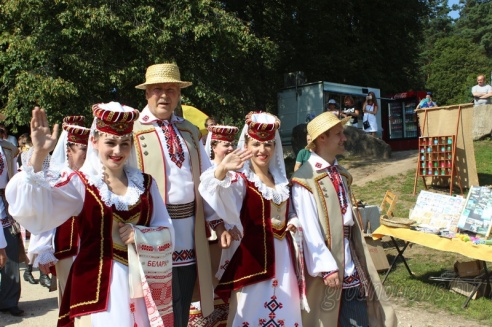 Под Гродно играли в «грязный» футбол и плавали «на чем попало»